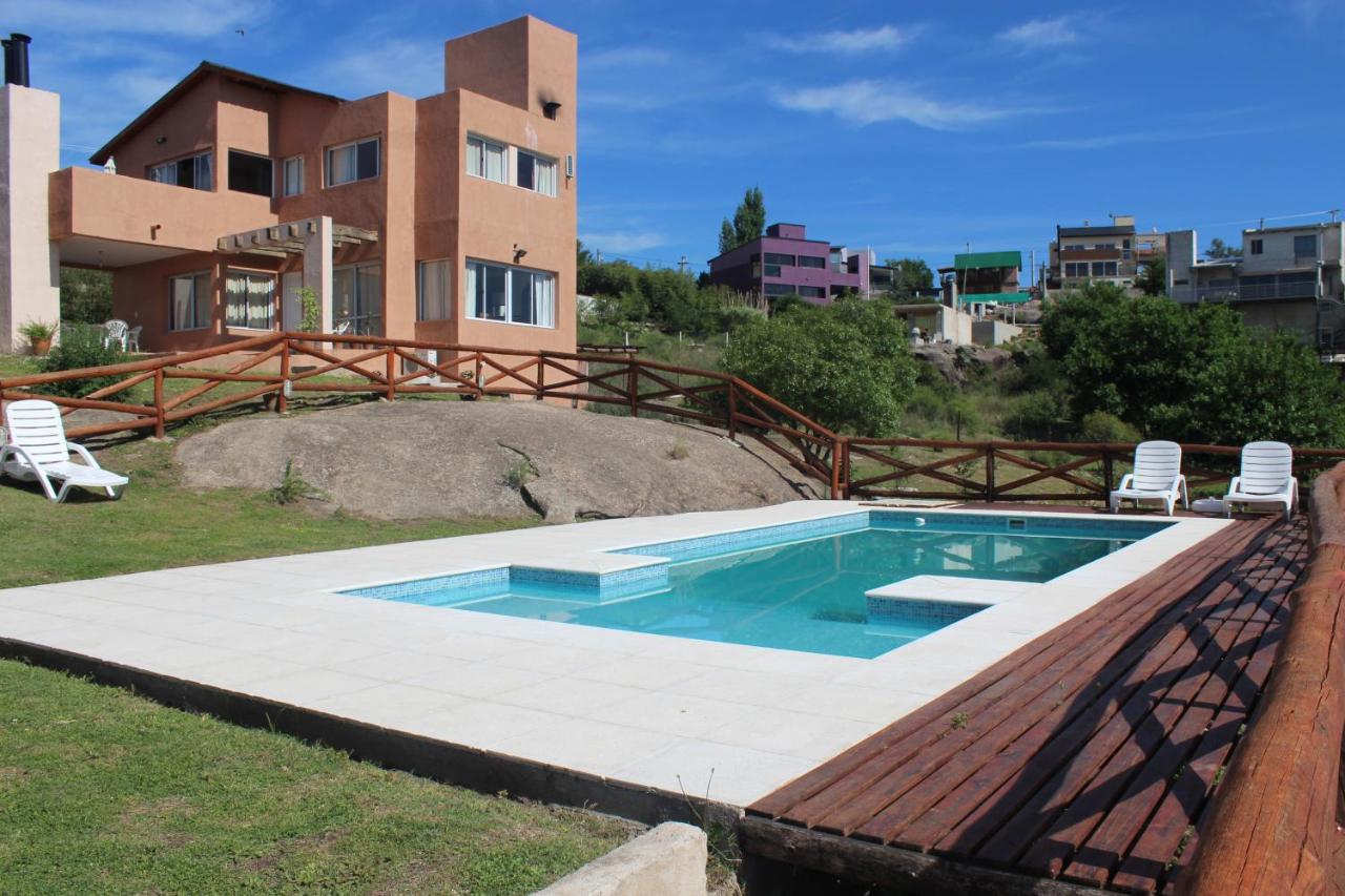Pileta panorámica de Cabañas del Rey con vista a Villa Carlos Paz