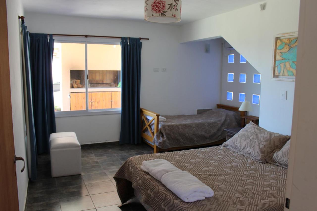 Interior de cabaña dúplex con dormitorio equipado